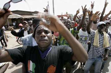 Δεκάδες νεκροί σε εθνοτικές ταραχές στην Ακτή του Ελεφαντοστού