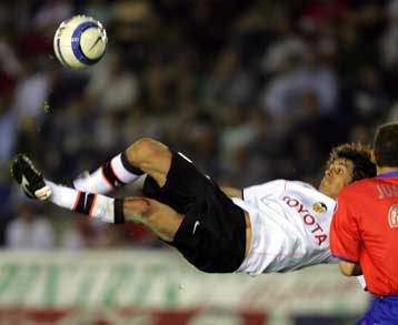 Ο Αϊμάρ στο στόχατρο της Λίβερπουλ, που καλοβλέπει και τον Μιλίτο της Σαραγόσα