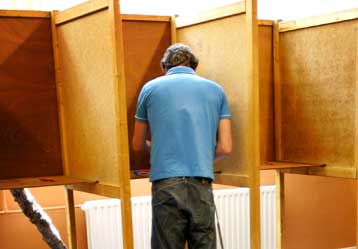 Μηνύματα για περισσότερη προσπάθεια το γαλλικό και ολλανδικό «όχι», σημειώνει το ΥΠΕΞ