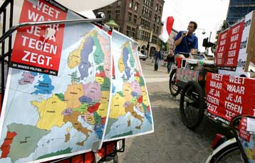 ΚΚΕ και ΣΥΝ κατακρίνουν την κυβέρνηση για το «όχι» σε δημοψήφισμα για το Ευρωσύνταγμα