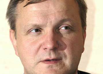 Η διεύρυνση συνεχίζεται παρά το διπλό «όχι» στο Ευρωσύνταγμα, διαμηνύει η Κομισιόν