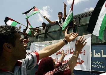 Με επευφημίες η επιστροφή 400 Παλαιστίνιων κρατουμένων σε Γάζα και Δ.Όχθη