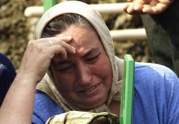 Bίντεο-σοκ της εκτέλεσης μουσουλμάνων της Σρμπρένιτσα προβλήθηκε στη δίκη Μιλόσεβιτς