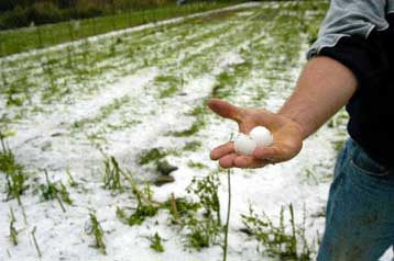 Νεροποντή και χαλάζι εν μέσω θέρους στα Ιωάννινα – Κακοκαιρία και στη Δυτική Ελλάδα