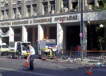 Προβληματίζει η μη ανάληψη ευθύνης για το χτύπημα στο υπουργείο Απασχόλησης