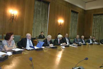 Συγχώνευση υπουργείων και μείωση οργανικών θέσεων προτείνει Επιτροπή Εμπειρογνωμόνων