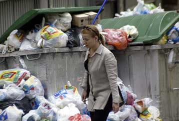 Βουνό τα σκουπίδια στην Αθήνα – Κλειστή η χωματερή Ανω Λιοσίων