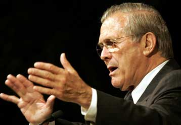 Το «αλ Τζαζίρα» ενθαρρύνει τη δράση των εξτρεμιστών, υποστηρίζει ο Ντ.Ράμσφελντ