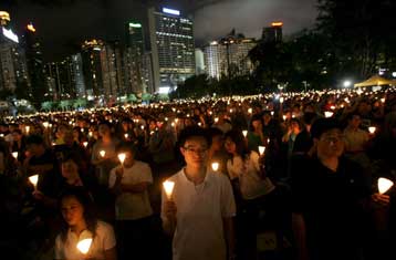 Μαζική συμμετοχή στην εκδήλωση μνήμης για τους νεκρούς της πλατείας Τιενανμέν