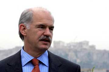 Για δήθεν αλλαγές με «επένδυση στη φθήνια» κατηγορεί την κυβέρνηση ο Γ.Παπανδρέου