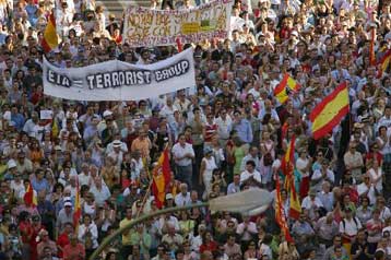 Μαζική διαδήλωση στη Μαδρίτη κατά της έναρξης διαλόγου με την αυτονομιστική ΕΤΑ