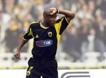 Για ένα ακόμα χρόνο στην ΑΕΚ ο Σοάρες, φεύγει ο Αλβες