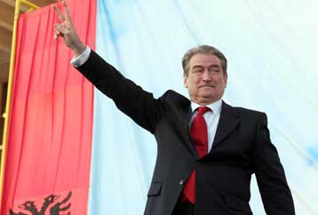 Ο Φάτος Νάνο καλεί σε τηλεοπτική αναμέτρηση τον Σαλί Μπερίσα