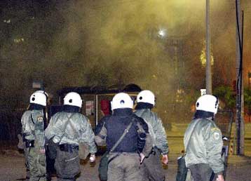 Συμπλοκές αναρχικών με άνδρες των ΜΑΤ στο κέντρο της Αθήνας