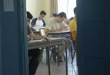 Ερώτηση ΠΑΣΟΚ για την «επιβράβευση» στα σκονάκια των εξετάσεων της ΕΑΒ