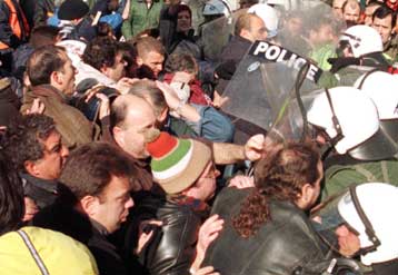 Ένταση και συλλήψεις στα Ιωάννινα σε διαμαρτυρία για την κατεδάφιση του «Ξενία»