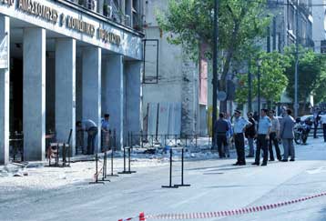 Ο «Επαναστατικός Αγώνας» πίσω από τα χτυπήματα σε υπουργείο Απασχόλησης και ΜΑΤ