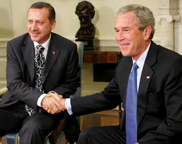 Με επιφυλάξεις αντιμετωπίστηκε στην Τουρκία η συνάντηση Ερντογάν – Μπους