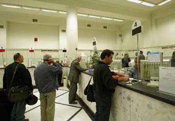 Στα 56 δισ. ευρώ τα χρέη των νοικοκυριών προς τις τράπεζες