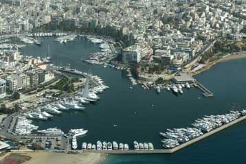 Εικόνα εγκατάλειψης στις μαρίνες Βουλιαγμένης και Καλαμακίου διαπίστωσε ο Δ.Αβραμόπουλος