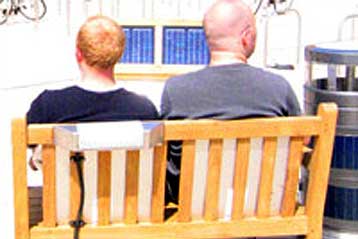 Έξυπνα παγκάκια τραγουδούν για τη λιακάδα και φλερτάρουν με κάδους