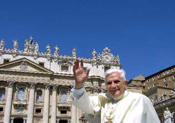 Σε αυστηρά συντηρητική γραμμή ο Πάπας απορρίπτει τη χρήση προφυλακτικών στην Αφρική