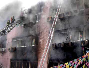 Διπλή τραγωδία στην Κίνα με πάνω από 130 νεκρούς και δεκάδες τραυματίες