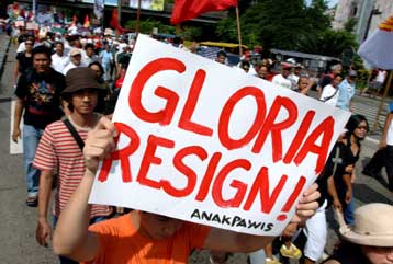 Στους δρόμους χιλιάδες Φιλιππινέζοι με αίτημα την παραίτηση της προέδρου της χώρας