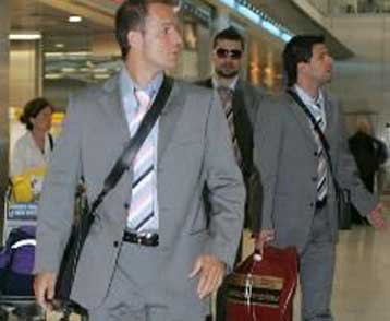 Δεν πάμε για τουρισμό, το μήνυμα των διεθνών κατά την αναχωρησή τους για Γερμανία