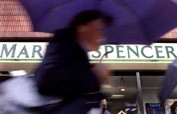 Χιλιάδες ρούχα ανακάλεσε η εταιρεία Marks & Spencer