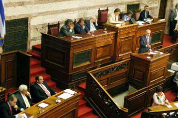 Αποκλείει πρόωρες εκλογές ο K.Καραμανλής – Θα τραπείτε σε φυγή, λέει ο Γ.Παπανδρέου