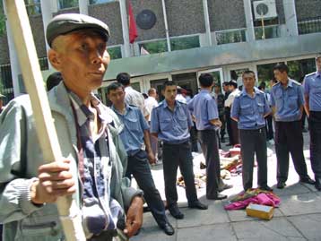 Νέα βίαια επεισόδια τη Δευτέρα στο Κιργιστάν – Ένταση και στο Τατζικιστάν