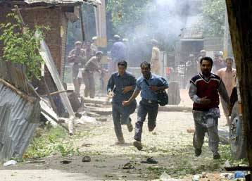 Ισχυρή έκρηξη έξω από σχολείο του ινδικού Κασμίρ με 12 νεκρούς και 90 τραυματίες