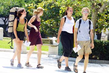 Αύξηση των αφίξεων τουριστών στην Ελλάδα, κατά 7,5%, εκτιμά η Εθνική Τράπεζα