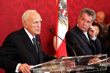 Πρώτιστο μέλημά μας η επανένωση της Κύπρου, διαμηνύει από την Αυστρία ο Κ.Παπούλιας