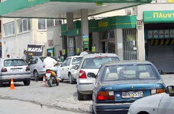 Θερμό καλοκαίρι για τους καταναλωτές από τις υψηλές τιμές των καυσίμων