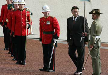 Στα βουνά της μεθορίου με το Αφγανιστάν «βλέπει» τον Μπιν Λάντεν ο Πακιστανός ηγέτης