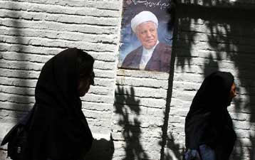 Κάλπες την Παρασκευή για την πιο αμφίρροπη προεδρική αναμέτρηση στην ιστορία του Ιράν