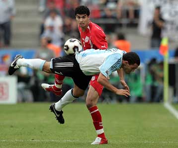 Αγχώθηκαν αλλά νίκησαν η Γερμανία την Αυστραλία (4-3), η Αργεντινή την Τυνησία (2-1)