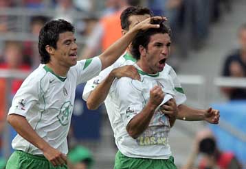 Η Ιαπωνία προηγήθηκε, το Μεξικό νίκησε με 2-1 στην πρεμιέρα του «ελληνικού» ομίλου