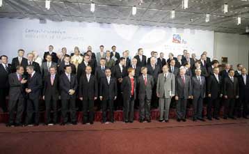 Σε περίοδο περισυλλογής οι «25» προσπαθώντας να σώσουν το Ευρωσύνταγμα