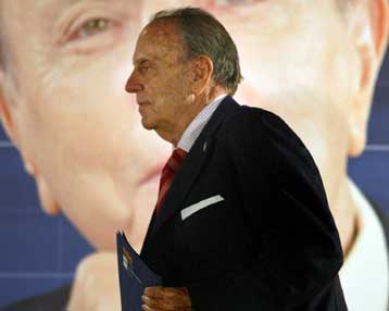 Μάχη επιβίωσης την Κυριακή για τον «τελευταίο πολιτικό δεινόσαυρο» της Ισπανίας