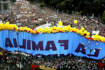 Μαζική διαδήλωση στη Μαδρίτη κατά του νόμου για το γάμο μεταξύ ομοφυλοφίλων