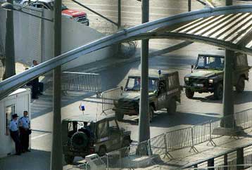 Πετροπόλεμος Σέρβων και Αλβανών στη Μιτρόβιτσα