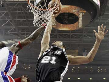 Μία ανάσα από τον τίτλο του ΝΒΑ οι Σπερς μετά την εκτός έδρας νίκη επί των Πίστονς