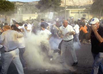 Επεισόδια  στη χωματερή Ανω Λιοσίων για τη λυματολάσπη της Ψυττάλειας