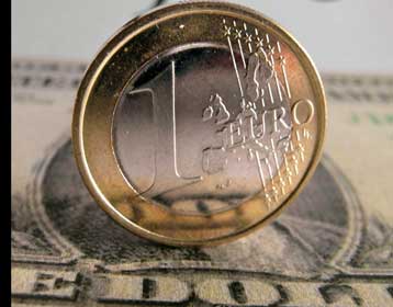 Διολισθαίνει το ευρώ έναντι του δολαρίου εν μέσω πιέσεων στην ΕΚΤ για μείωση επιτοκίων