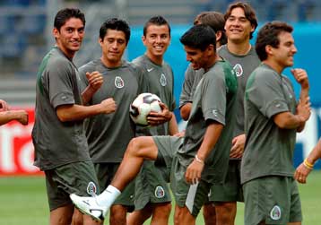 Καρμόνα, Γκαλίντο αποκλείστηκαν από την αποστολή του Μεξικού για πειθαρχικό παράπτωμα