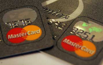 Καμπανάκι και για Έλληνες κατόχους καρτών που είχαν συναλλαγές πρόσφατα στις ΗΠΑ