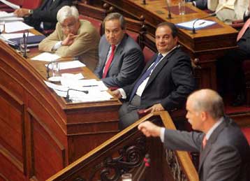 Κόντρα στη Βουλή με αναφορές Κ.Καραμανλή σε «κλαμπ των προνομιούχων»